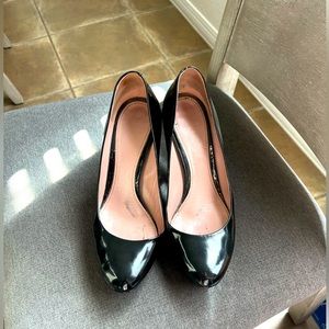 AUTHENTIC Gucci black patent leather stacked pumps, size 9.